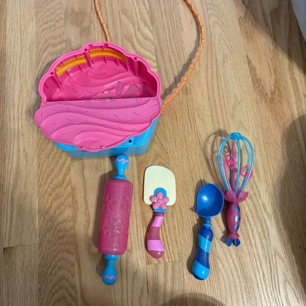 Disney Junior Alice’s Wonderland Bakery Bag Set with Toy Kitchen Accessories
